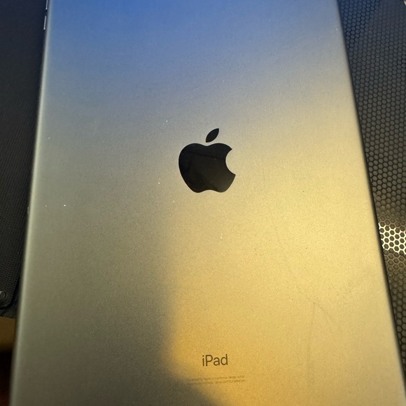 iPad 7th generation 32 gb silver - Picture 1 of 4